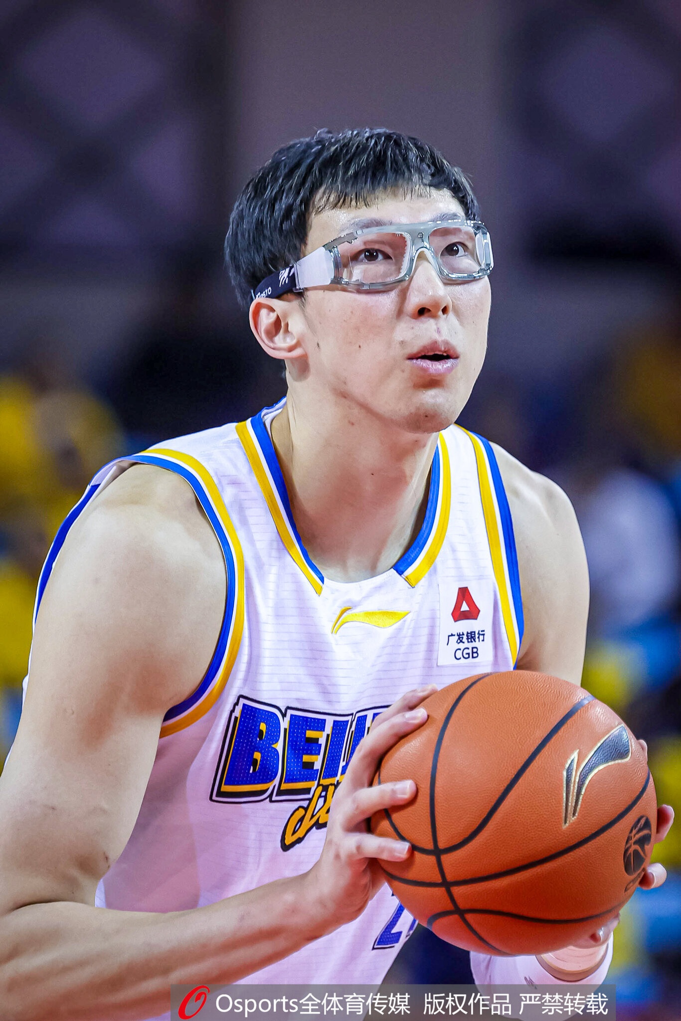 周琦出战26分钟 3中1&罚球10中6拿到8分7板4助1断2帽 正负值+23